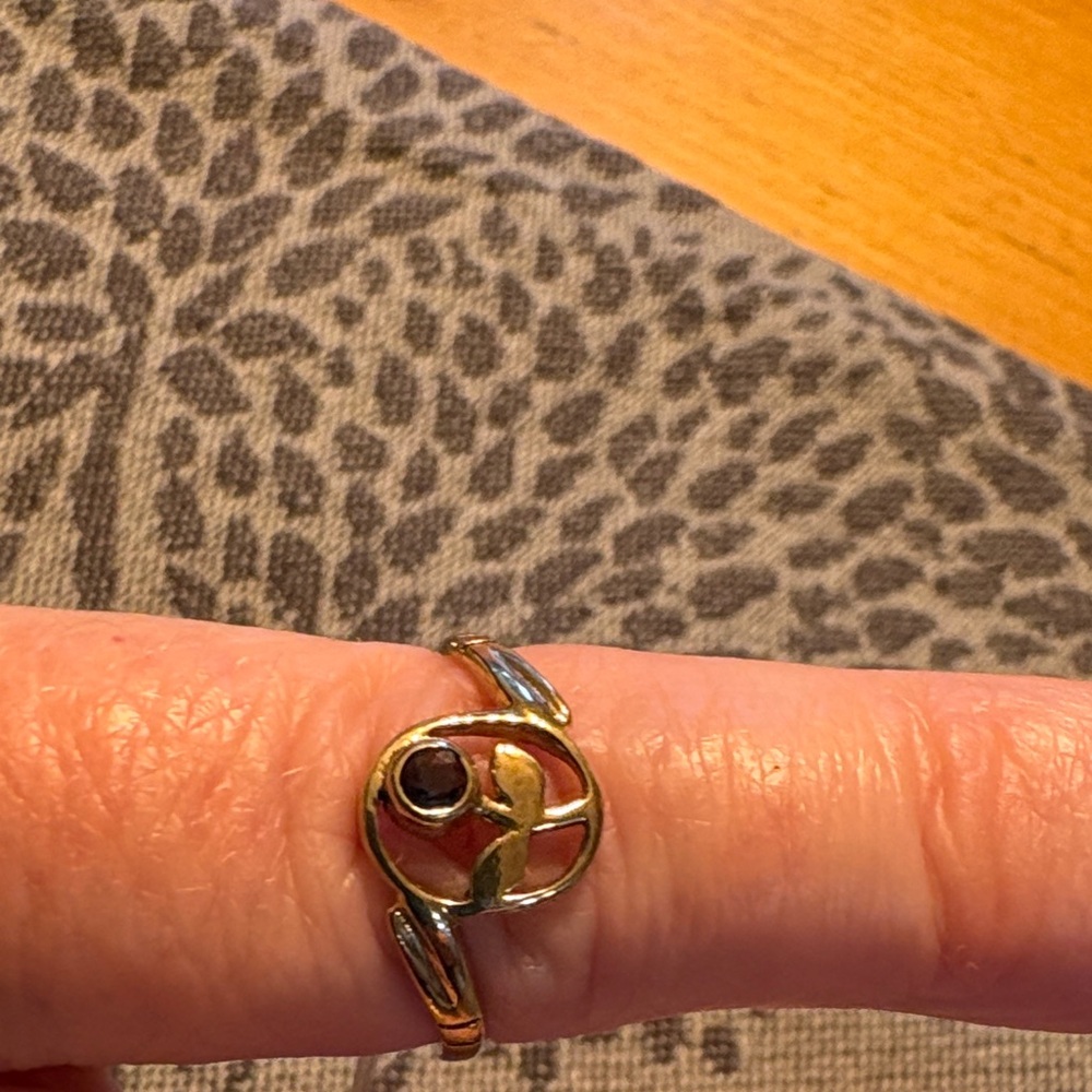 Elegant Gold and Saphire Women's Ring